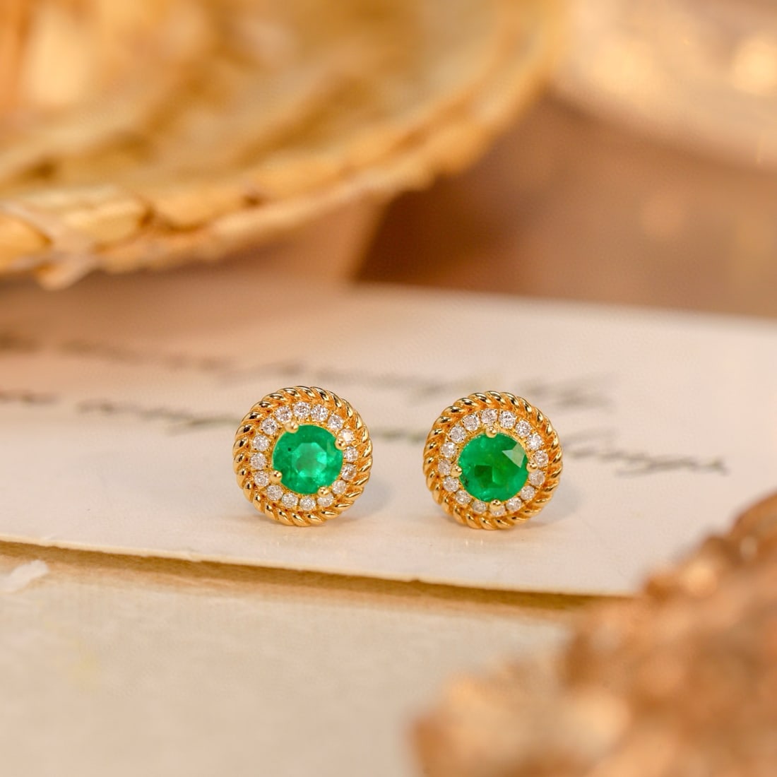 14k Gold 0.51 Ctw Vivid Green Natural Emerald & Diamond Earrings: Ref:231078346 // gold content:14k gold // main gemstone:emerald // shape:round // carat weight:0. 42ct // color:vivid green // treatment:natural // cut grade:g // // adjacent gemstone 2 : diamond // s