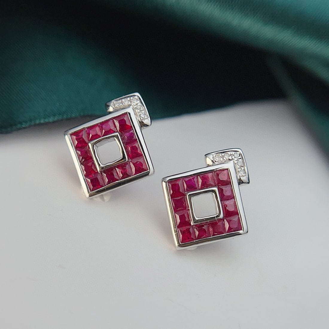 14k Gold 1.00 Ct Natural Ruby & Diamond Earrings: Ref:231078348 // gold content:14k gold // main gemstone:ruby // shape:princess // carat weight:1. 00ct // color:red // treatment:natural // // adjacent gemstone 2 : diamond // number of stones:10 //