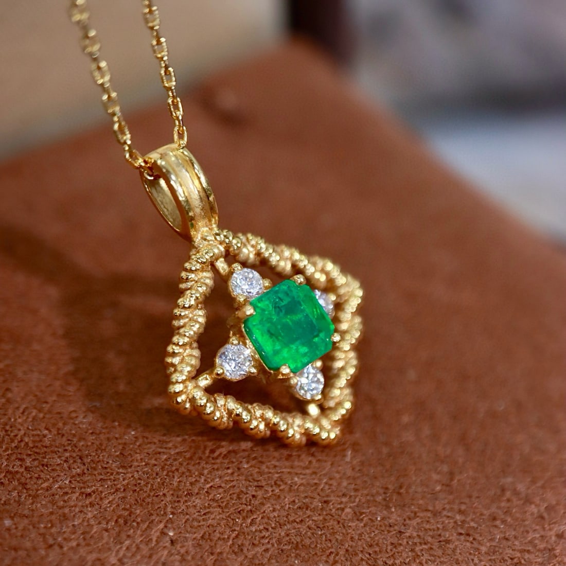 14k Gold 0.96 Ctw Vivid Green Natural Emerald & Diamond Pendant( Without Chain ): Ref:231078362 // gold content:14k gold // main gemstone:emerald // shape:octagonal // carat weight:0. 8ct // color:vivid green // treatment:natural // // adjacent gemstone 2 : diamond // shape:round