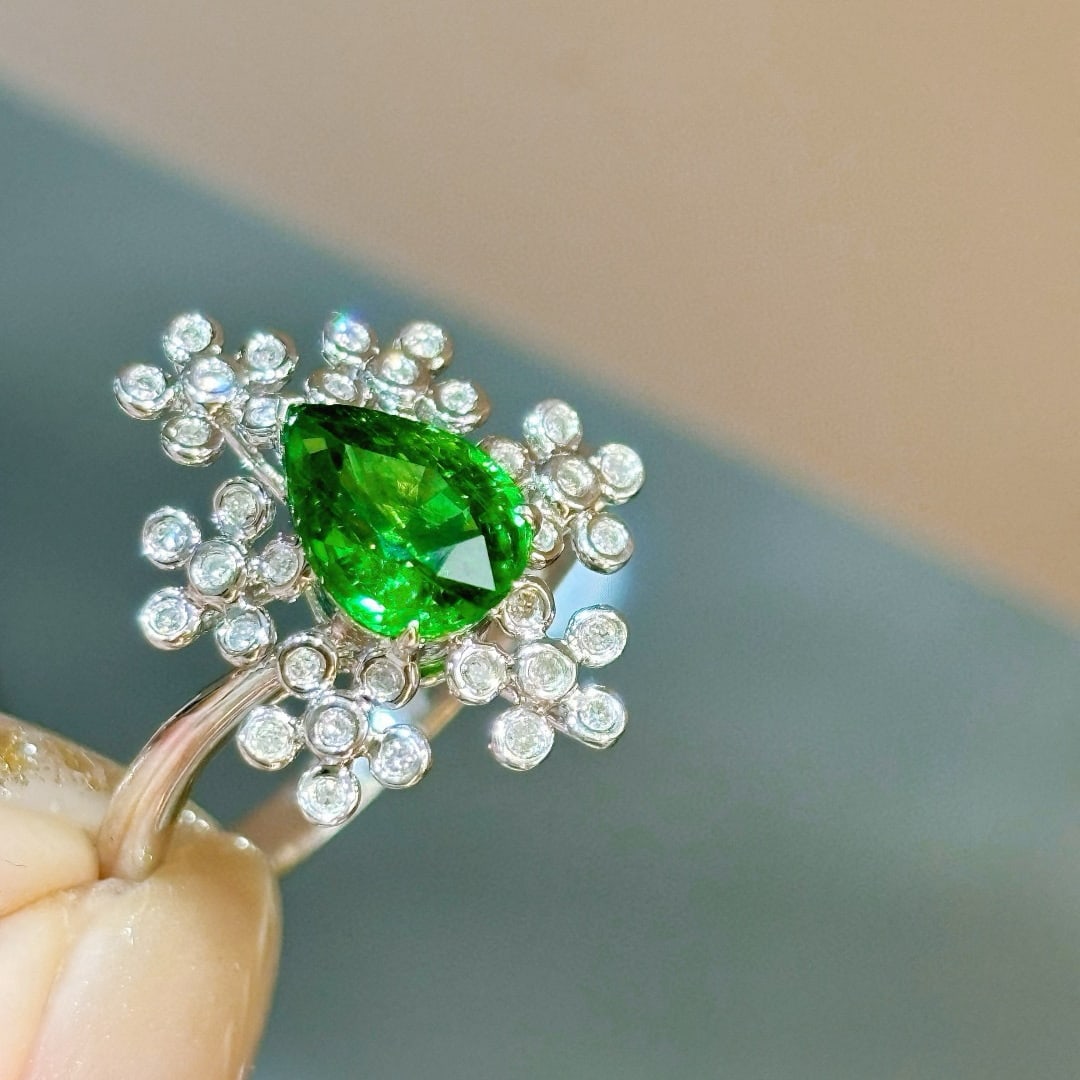 14k Gold 1.26 Ct Vivid Green Natural Tsavorite & Diamond Ring: Ref:231078386 // gold content:14k gold // ring size:7. 25us // // main gemstone:tsavorite // shape:pear // carat weight:1. 26ct // color:vivid green // treatment:natural // // adjacent gemstone 2 :