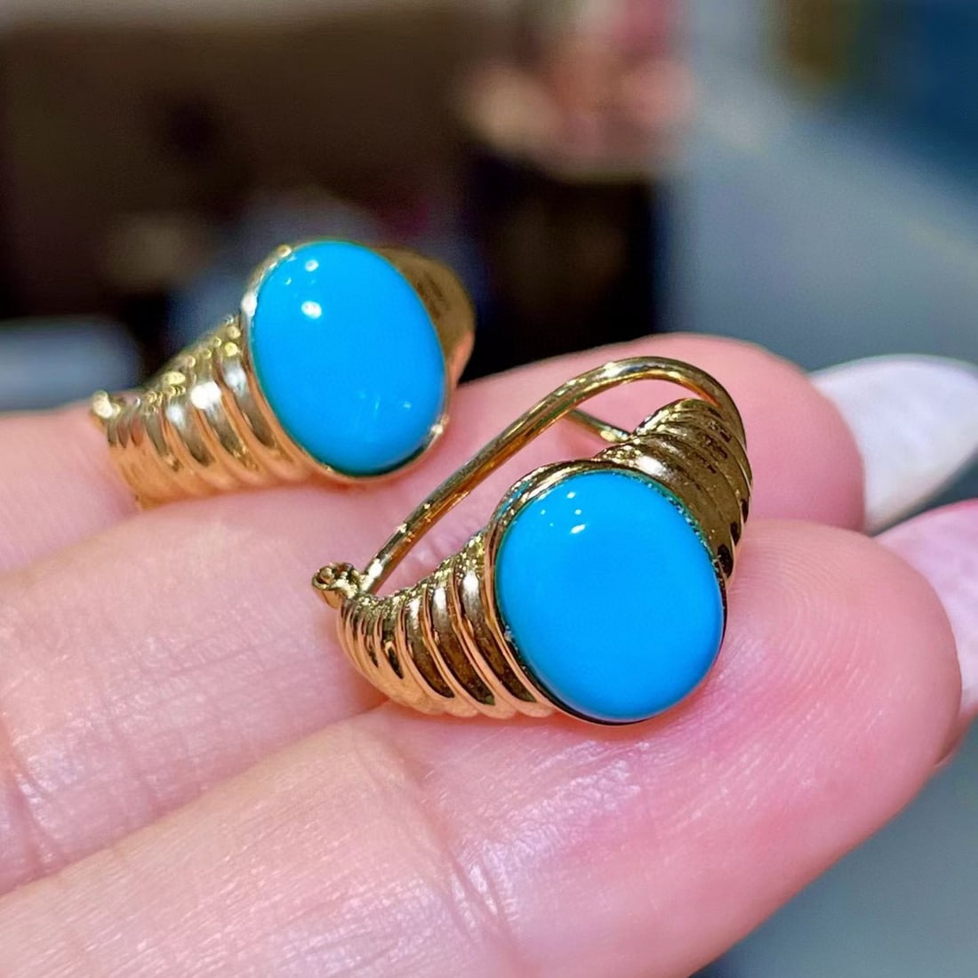 14k Gold 3.59 Ct Natural Turquoise Ring: Ref:231078393 // gold content:14k gold // ring size:7. 25us // // main gemstone:turquoise // shape:oval // carat weight:3. 59ct // color:blue // treatment:natural // Condition: New Low Estimate: 4800.