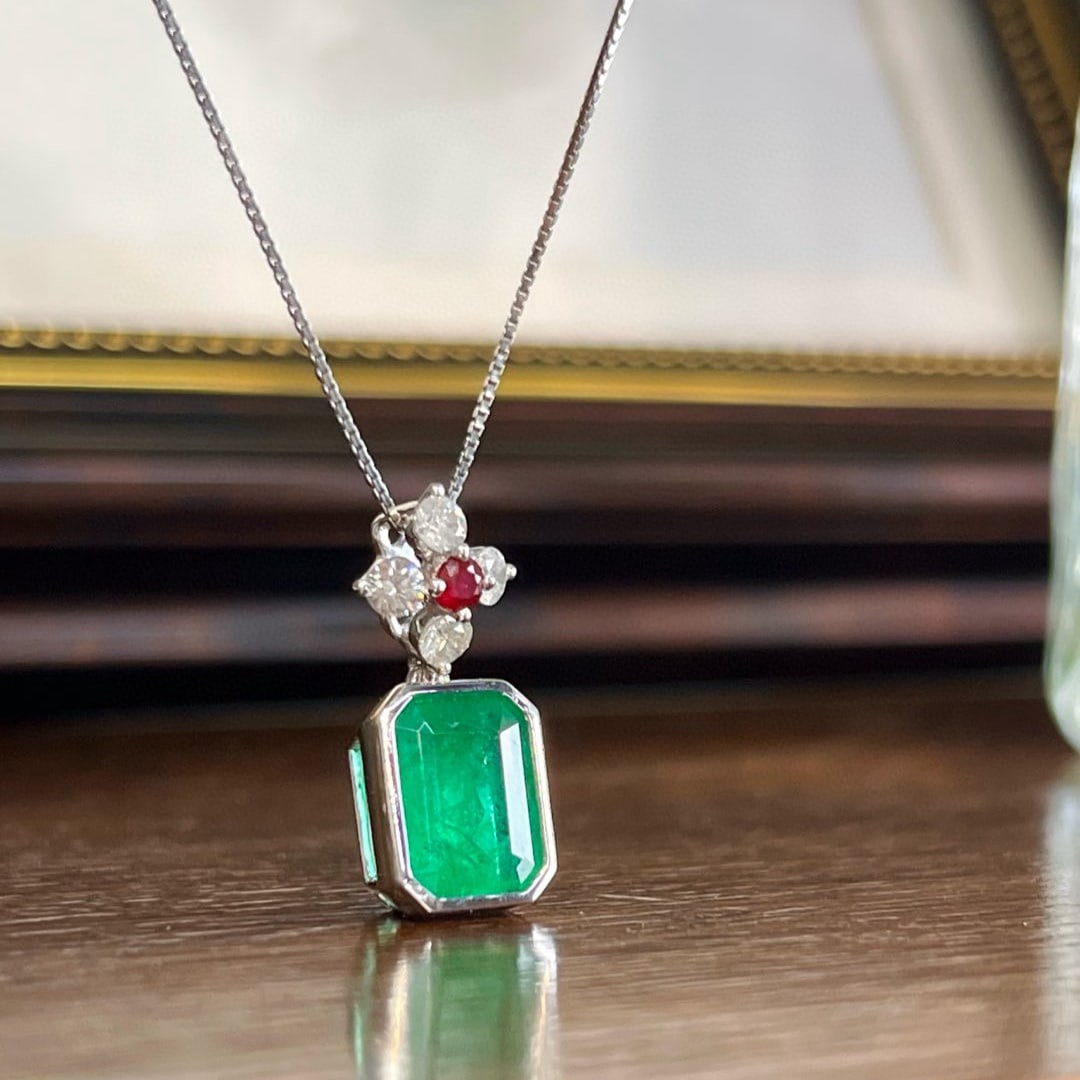 14k Gold 3.53 Ctw Vivid Green Natural Emerald & Diamond Pendant( Without Chain ): Ref:231078416 // gold content:14k gold // main gemstone:emerald // shape:octagonal // carat weight:3. 22ct // color:vivid green // treatment:natural // // adjacent gemstone 2 : diamond // shape:round