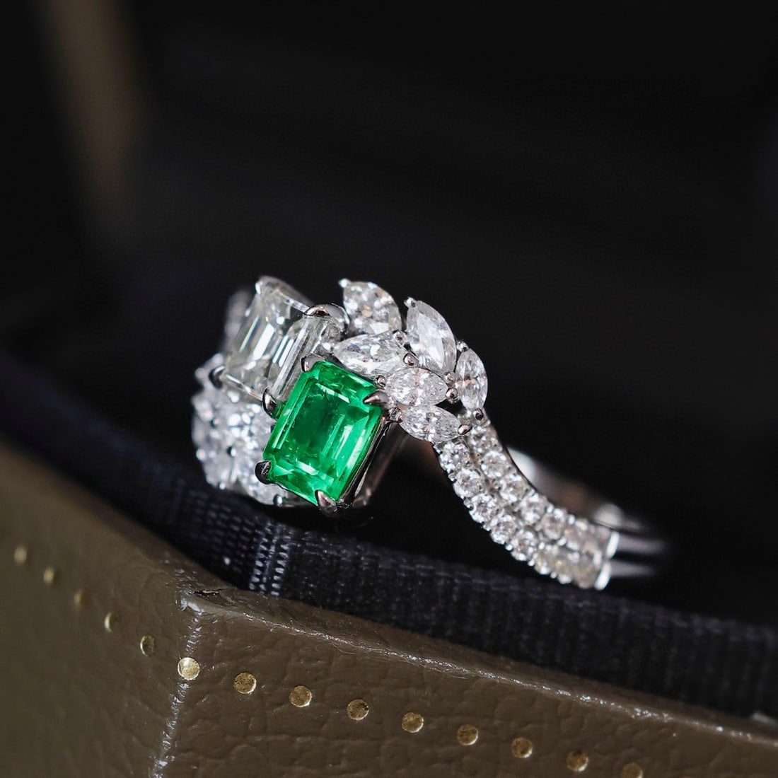 14k Gold 1.05 Ctw Vivid Green Natural Emerald & Diamond Ring - 3