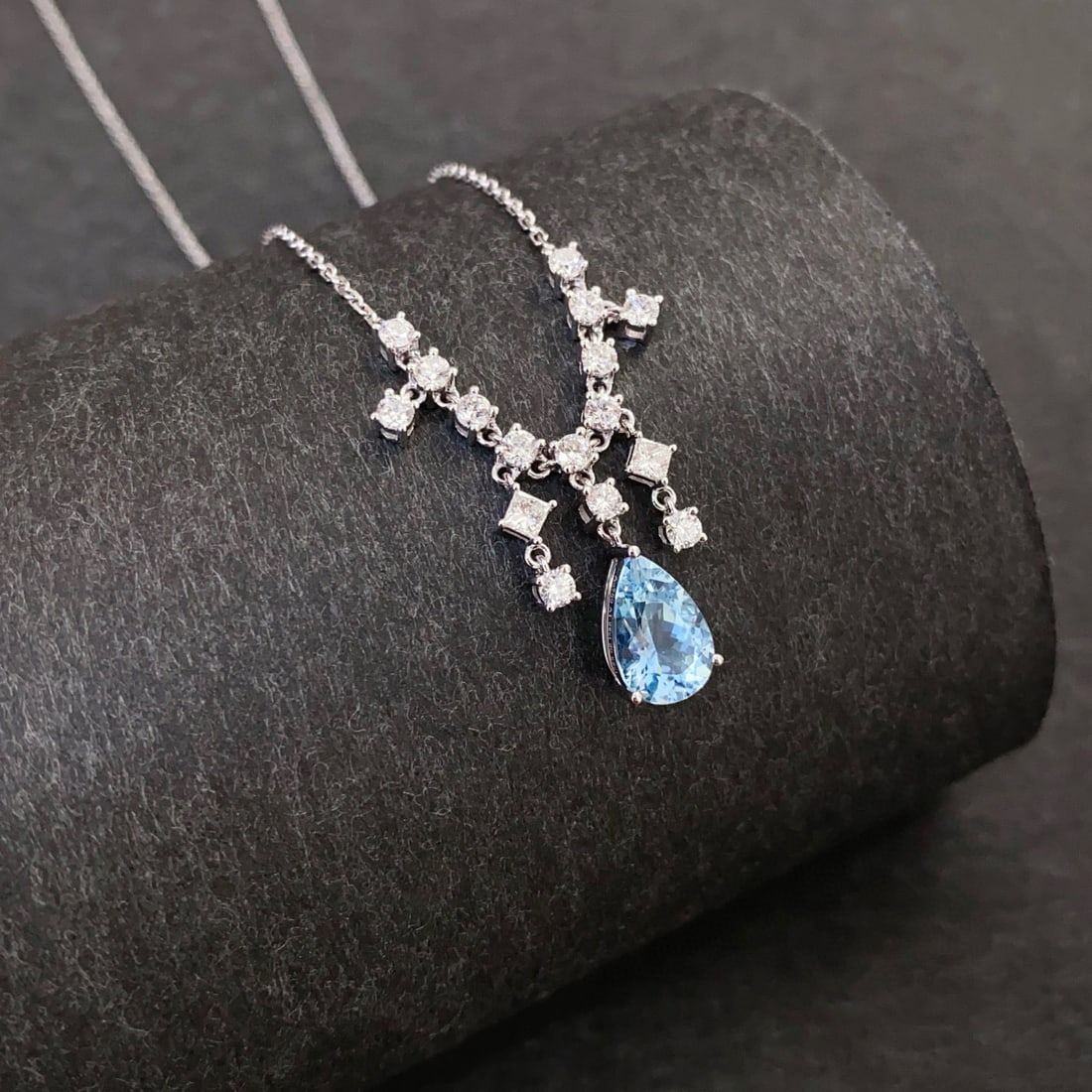 14k Gold 2.10 Ctw Natural Aquamarine & Diamond Necklace: Ref:231078444 // gold content:14k gold // main gemstone:aquamarine // shape:pear // carat weight:1. 28ct // color:santa maria color // treatment:natural // // adjacent gemstone 2 : diamond //