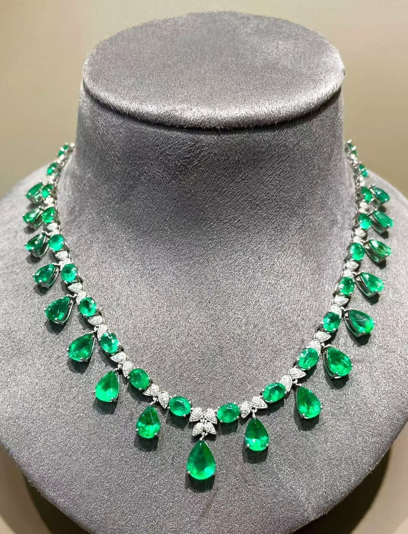 14k Gold 16 Ct Natural Emerald & Diamond Necklace: Ref:231079001 // gold content:14k gold // main gemstone:emerald // shape:multiple // carat weight:16ct // color:green // treatment:natural // // adjacent gemstone 2 : diamond // shape:round //