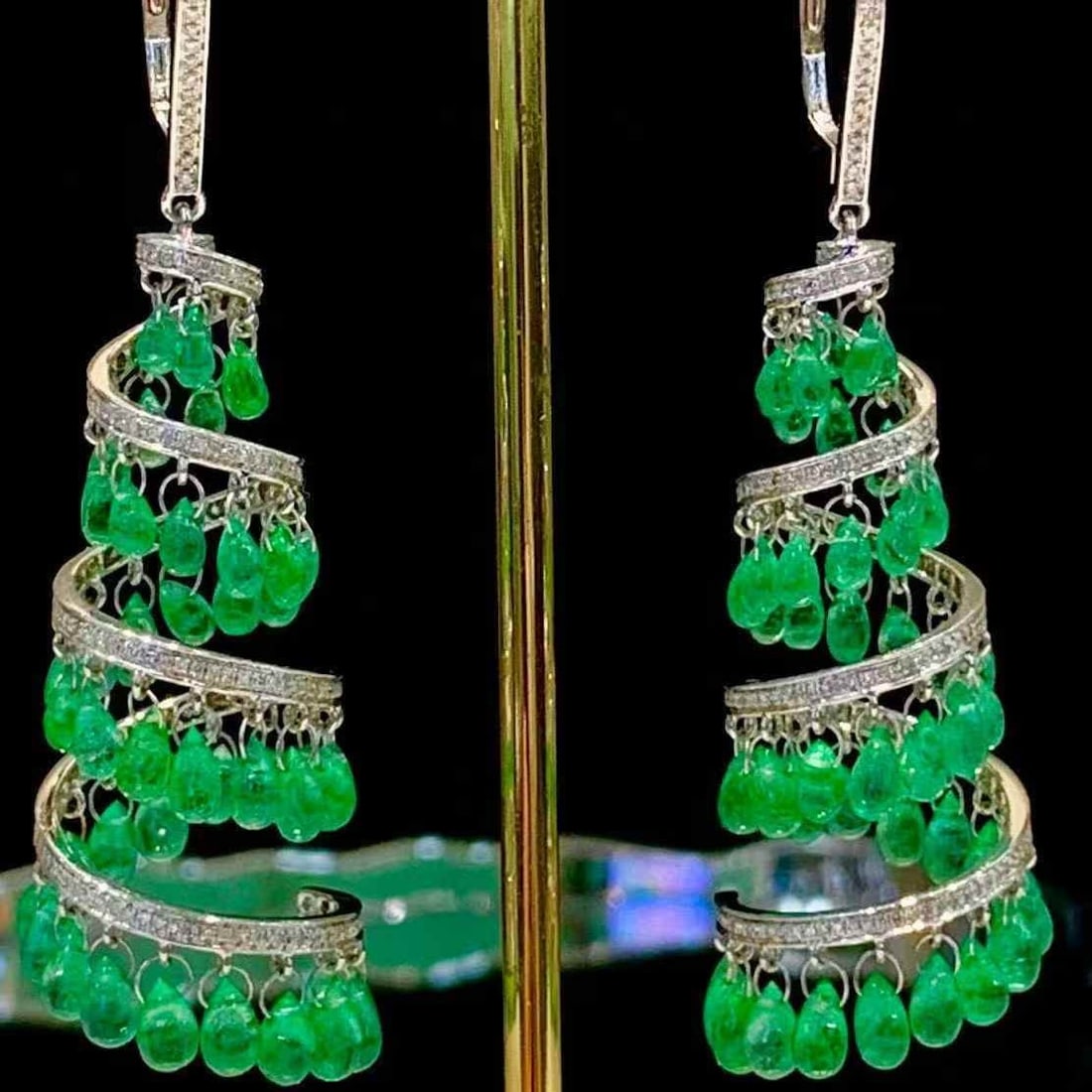 14k Gold 18.8 Ct Natural Emerald & Diamond Earrings: Ref:231079004 // gold content:14k gold // main gemstone:emerald // shape:pear // carat weight:18. 8ct // color:green // treatment:natural // // adjacent gemstone 2 : diamond // shape:round // clarity