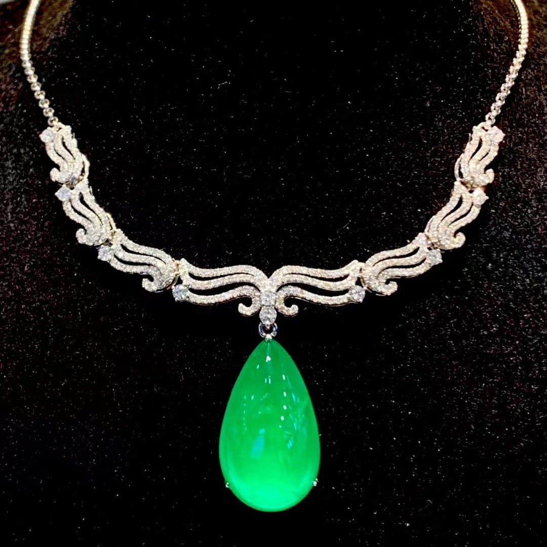 14k Gold 9.3 Ct Vivid Green Natural Emerald & Diamond Necklace: Ref:231079058 // gold content:14k gold // main gemstone:emerald // shape:pear // carat weight:9. 3ct // color:vivid green // treatment:natural // // adjacent gemstone 2 : diamond // shape:round // cla