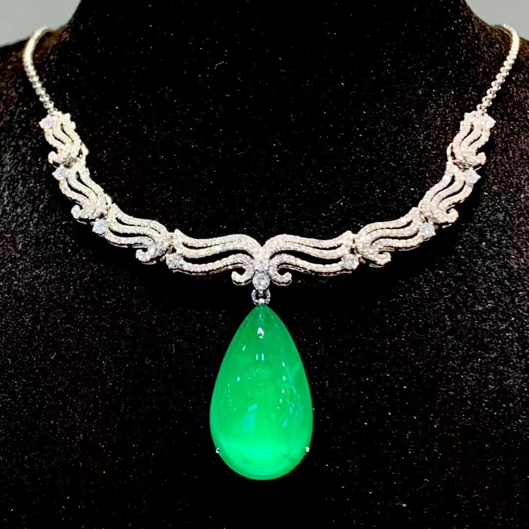 14k Gold 9.3 Ct Vivid Green Natural Emerald & Diamond Necklace - 2