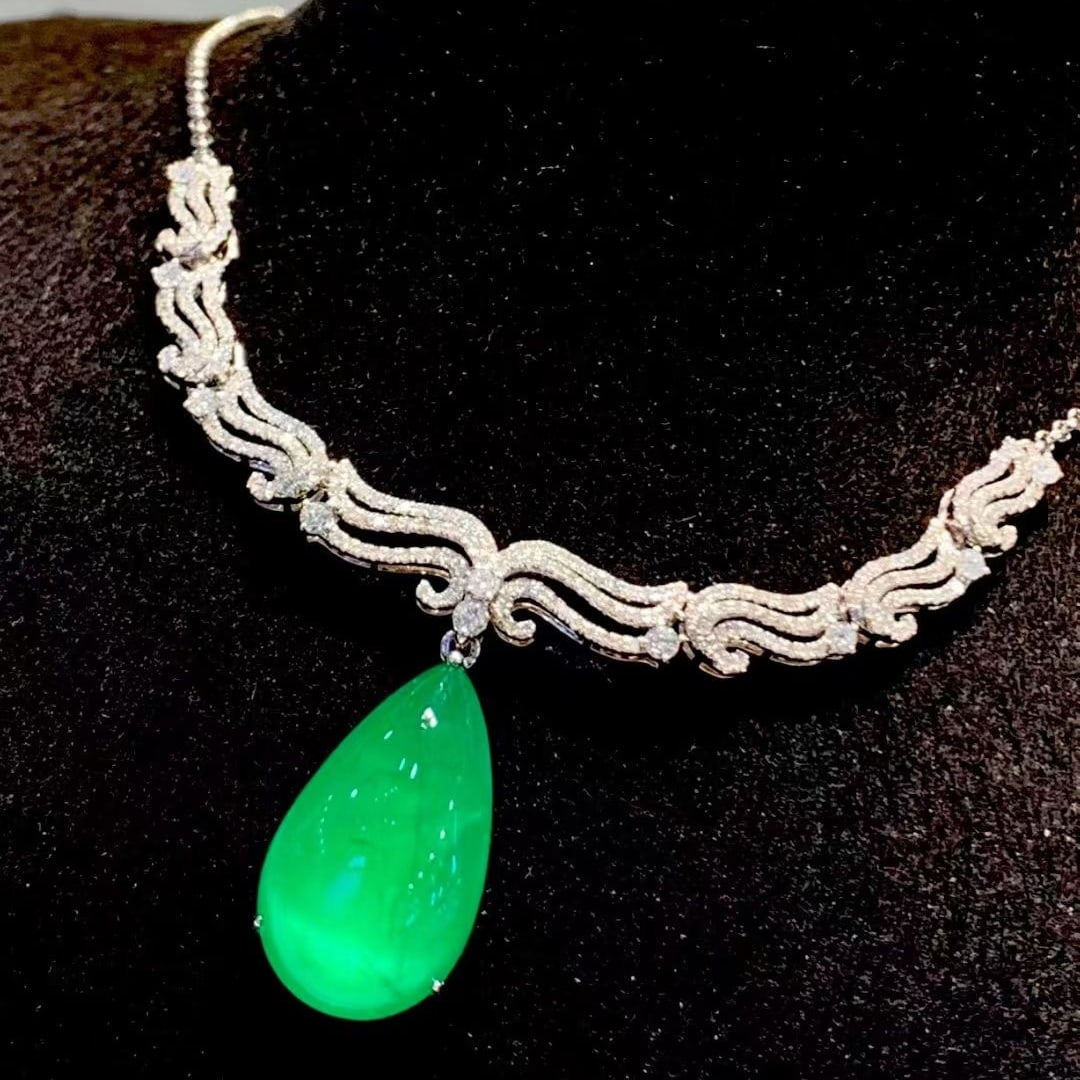 14k Gold 9.3 Ct Vivid Green Natural Emerald & Diamond Necklace - 3