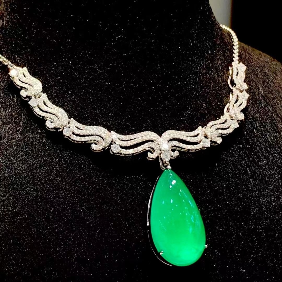 14k Gold 9.3 Ct Vivid Green Natural Emerald & Diamond Necklace - 4