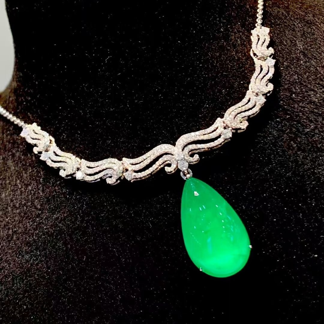 14k Gold 9.3 Ct Vivid Green Natural Emerald & Diamond Necklace - 5