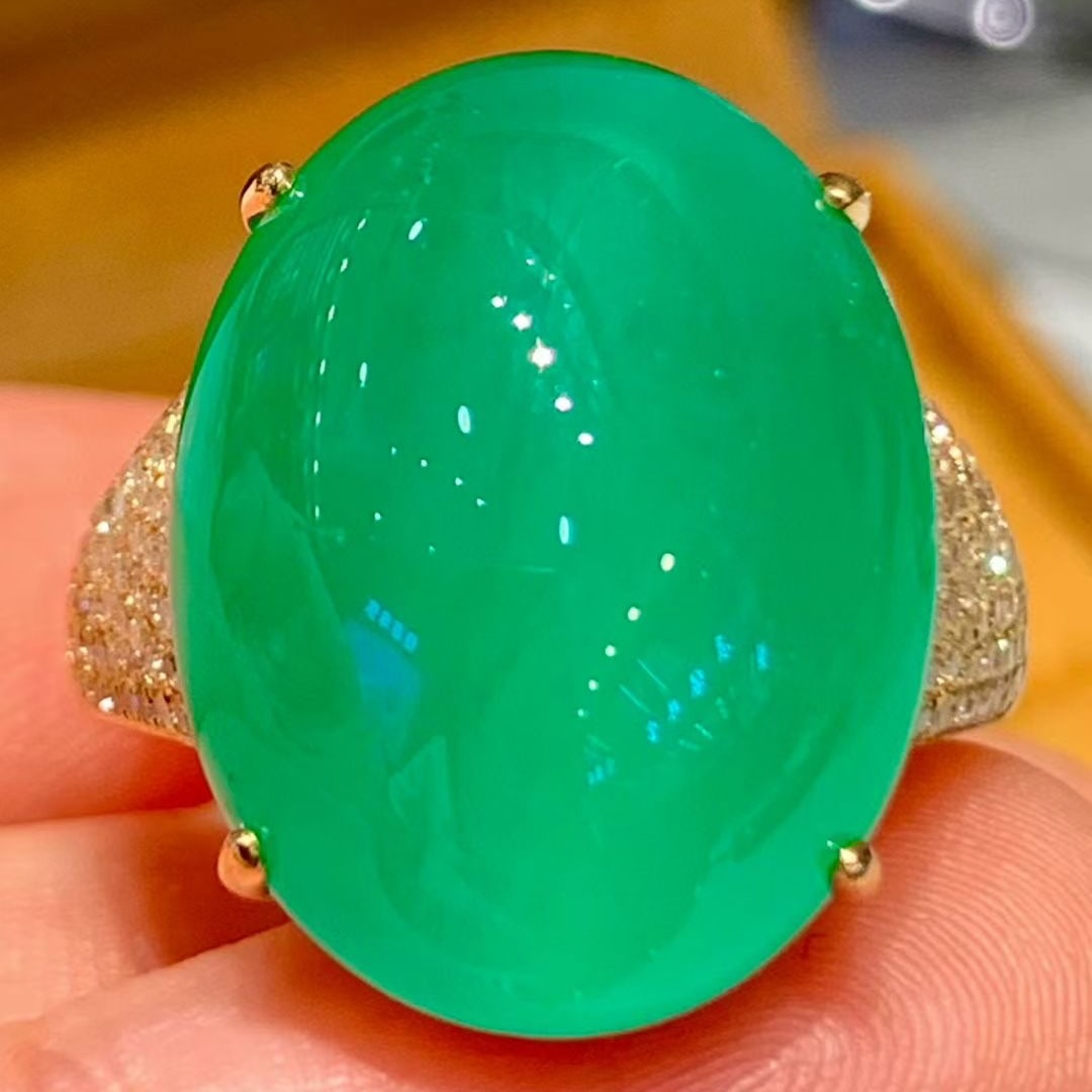 14k Gold 14.5 Ct Natural Emerald & Diamond Ring: Ref:231079102 // gold content:14k gold // ring size:7. 25 us // // main gemstone:emerald // shape:oval // carat weight:14. 5ct // color:green // treatment:natural // // adjacent gemstone 2 : diamond /