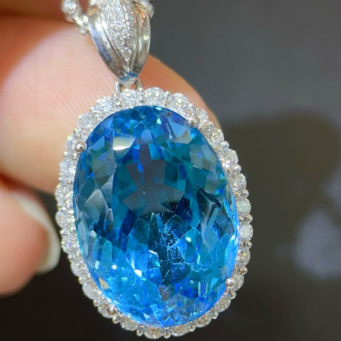 14k Gold 18.24 Ctw Natural Topaz & Diamond Pendant( Without Chain ): Ref:231079118 // gold content:14k gold // main gemstone:topaz // shape:oval // carat weight:17. 26ct // color:blue // treatment:natural // // adjacent gemstone 2 : diamond // shape:round // carat