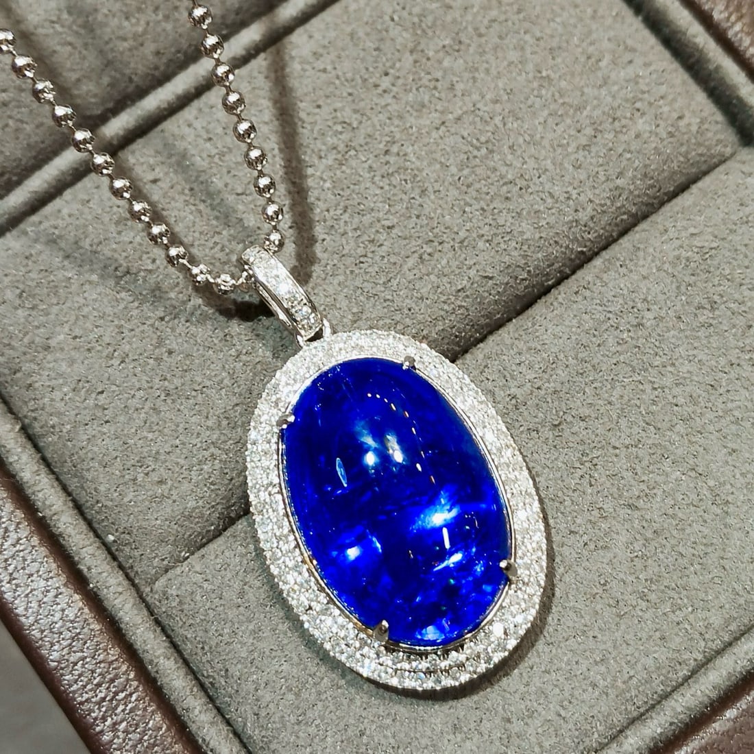 14k Gold 19.15 Ctw Natural Tanzanite & Diamond Pendant( Without Chain ): Ref:231079127 // gold content:14k gold // main gemstone:tanzanite // shape:oval // carat weight:18. 75ct // color:blue // treatment:natural // // adjacent gemstone 2 : diamond // shape:round // carat 