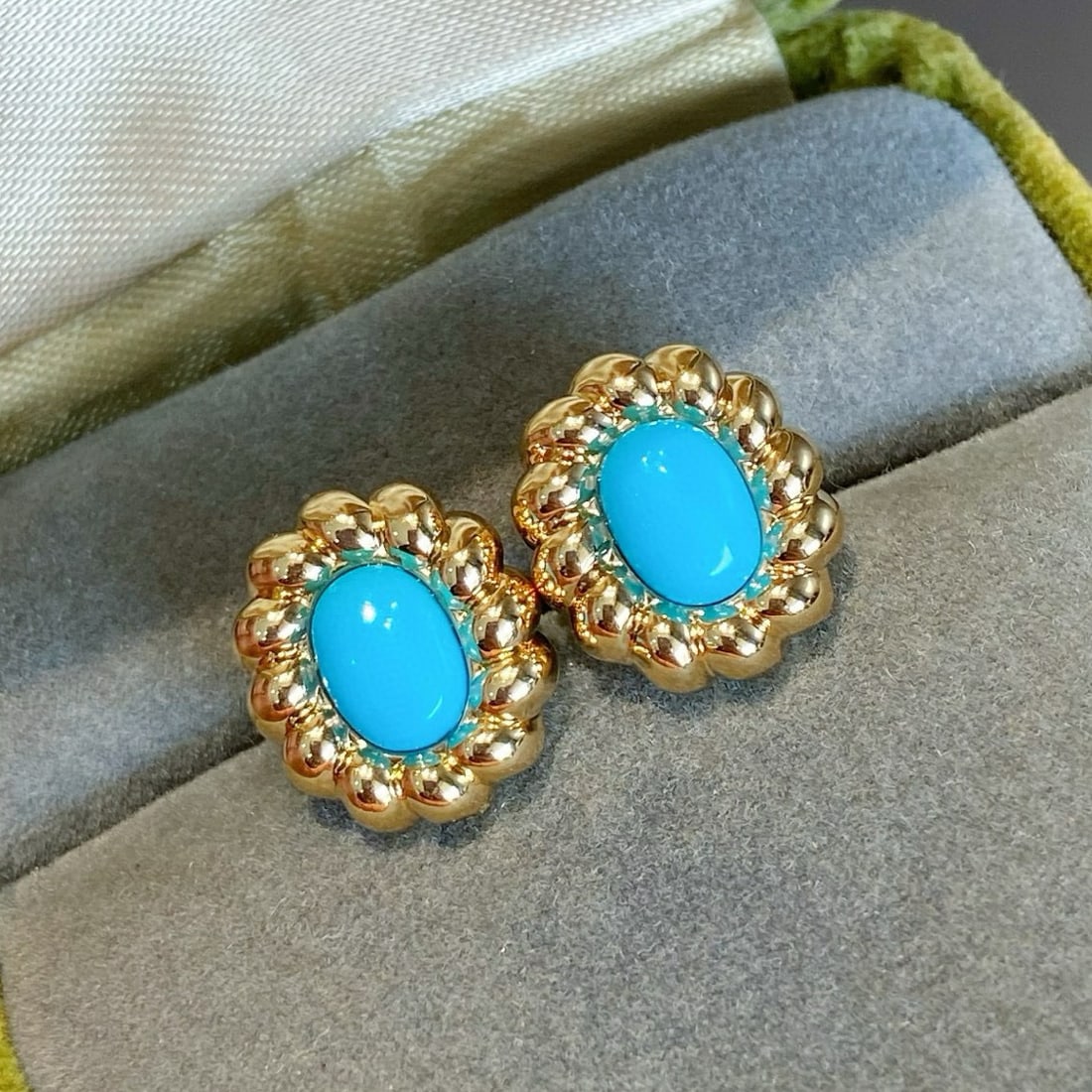 14k Gold 1.8 Ct Natural Blue Turquoise Earrings: Ref:231079129 // gold content:14k gold // main gemstone:blue turquoise // number of stones:2 // shape:oval // carat weight:1. 8ct // color:blue // treatment:natural // High Estimate: 3000 Condition:
