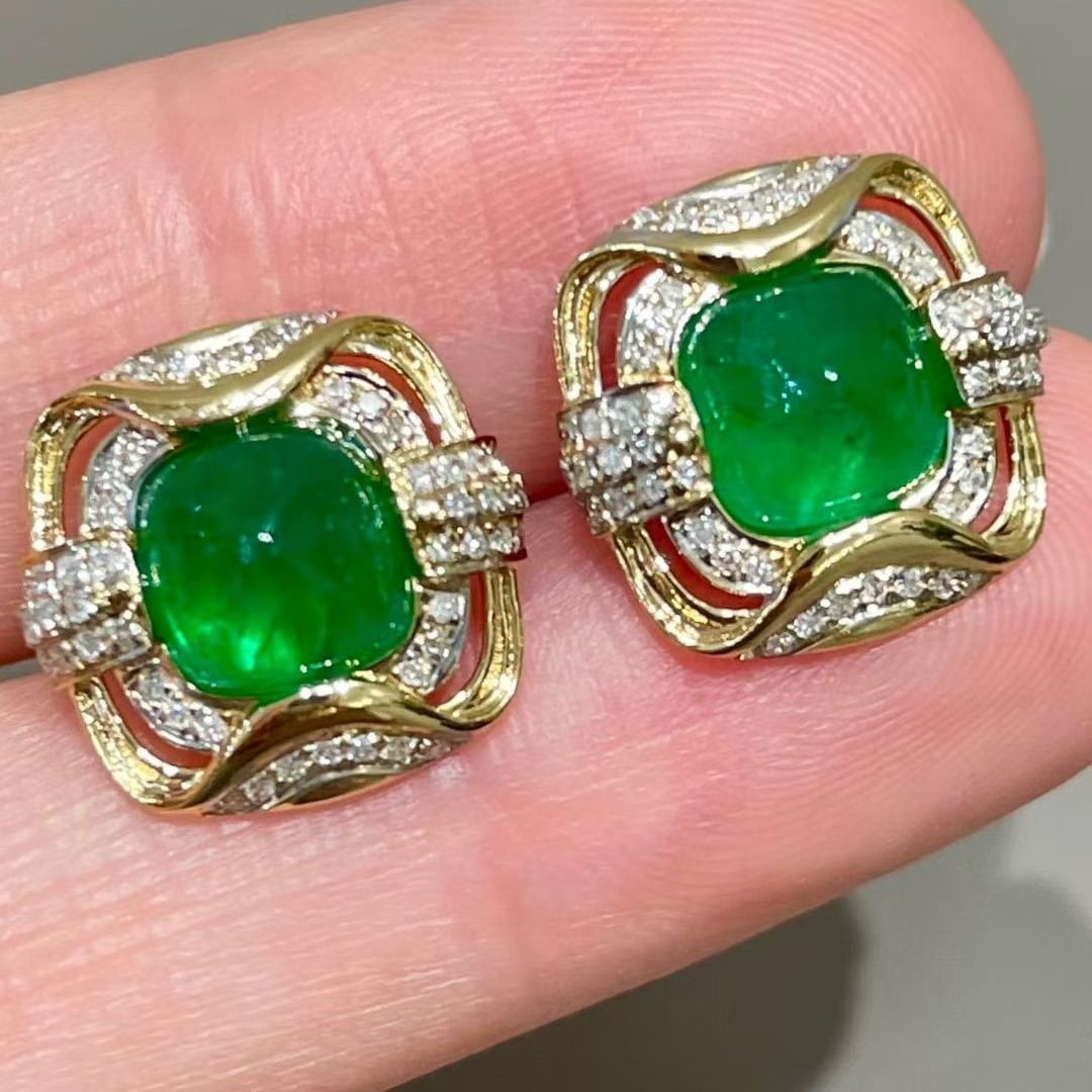 14k Gold 3 Ct Natural Emerald & Diamond Earrings: Ref:231079135 // gold content:14k gold // main gemstone:emerald // number of stones:2 // shape:sugar-loaf // carat weight:3ct // color:green // treatment:natural // // adjacent gemstone 2 : diamond