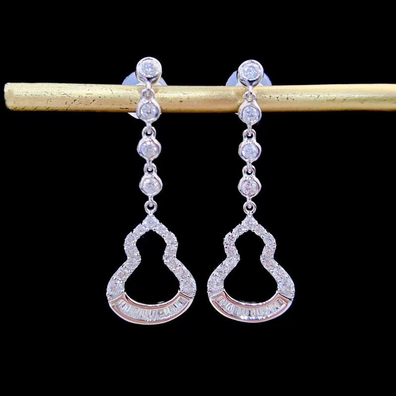 14k Gold 0.5 Ct Natural H Diamond Earrings: Ref:231079156 // gold content:14k gold // main gemstone:diamond // shape:multiple // carat weight:0. 5ct // clarity grade:vs-si // color:h // treatment:natural // Low Estimate: 2600 Condition: New