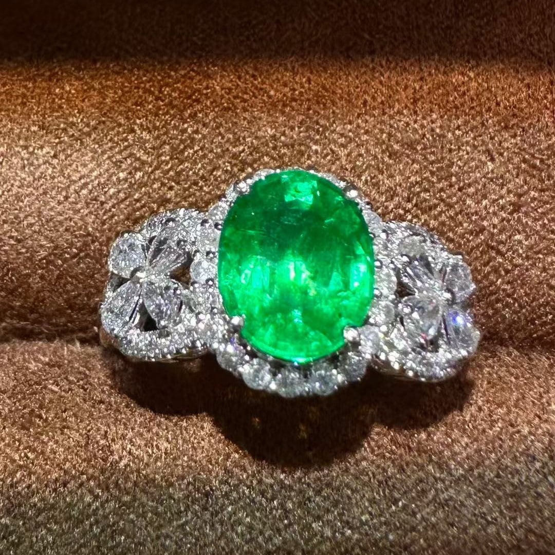 14k Gold 2.42 Ctw Natural Emerald & Diamond Ring: Ref:231079174 // gold content:14k gold // ring size:7. 25 us // // main gemstone:emerald // shape:oval // carat weight:1. 73ct // color:green // treatment:natural // // adjacent gemstone 2 : diamond