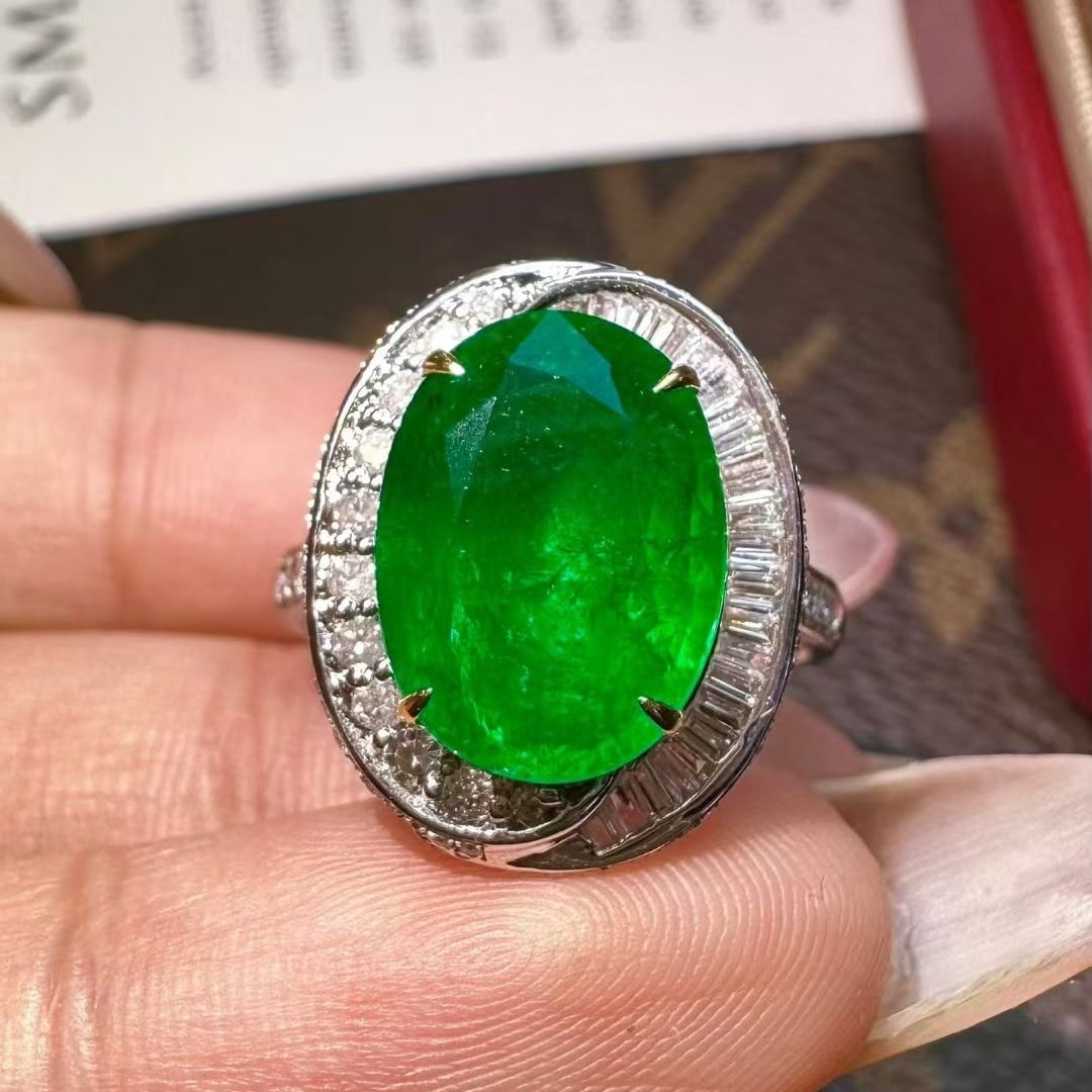 14k Gold 4.09 Ct Natural Emerald & Diamond Ring: Ref:231079178 // gold content:14k gold // ring size:7. 25 us // // main gemstone:emerald // shape:oval // carat weight:4. 09ct // color:green // treatment:natural // // adjacent gemstone 2 : diamond /