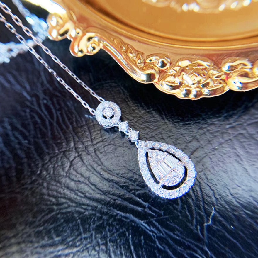 14k Gold 0.5 Ct Natural H Diamond Pendant( Without Chain ): Ref:231079191 // gold content:14k gold // main gemstone:diamond // shape:multiple // carat weight:0. 5ct // clarity grade:vs-si // color:h // treatment:natural // Low Estimate: 2400 Condition: New