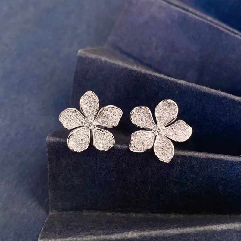 14k Gold 0.5 Ct Natural H Diamond & Flowers Earrings: Ref:231079194 // gold content:14k gold // main gemstone:diamond // shape:round // carat weight:0. 5ct // clarity grade:vs-si // color:h // treatment:natural // cut grade:g // Low Estimate: 3700