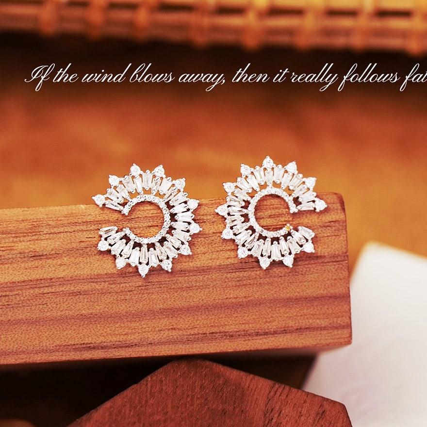 14k Gold 0.9 Ct Natural H Diamond Earrings: Ref:231079235 // gold content:14k gold // main gemstone:diamond // shape:multiple // carat weight:0. 9ct // clarity grade:vs-si // color:h // treatment:natural // High Estimate: 5300 Low Estimate: