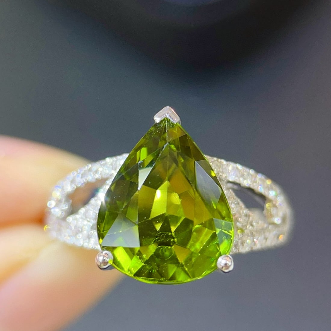 14k Gold 5.9 Ctw Natural Tourmaline & Diamond Ring: Ref:231079248 // gold content:14k gold // ring size:7. 25 us // // main gemstone:tourmaline // shape:pear // carat weight:5. 3ct // color:yellowish green // treatment:natural // // adjacent gemstone