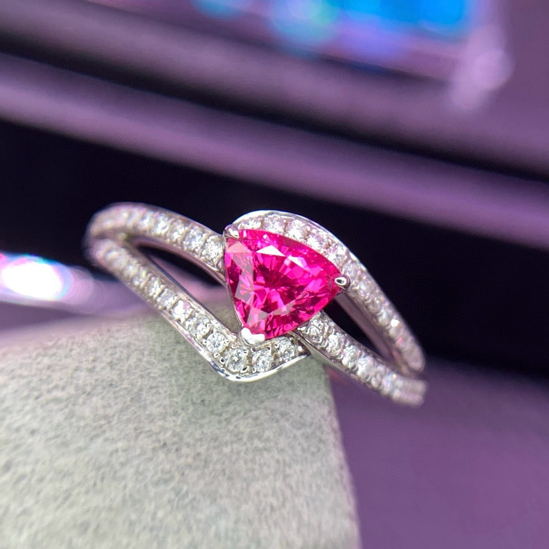 14k Gold 0.7 Ct Natural Spinel & Diamond Ring: Ref:231080011 // gold content:14k gold // ring size:7. 25us // // main gemstone:spinel // shape:triangle // carat weight:0. 7ct // color:pink // treatment:natural // // adjacent gemstone 2 : diamond