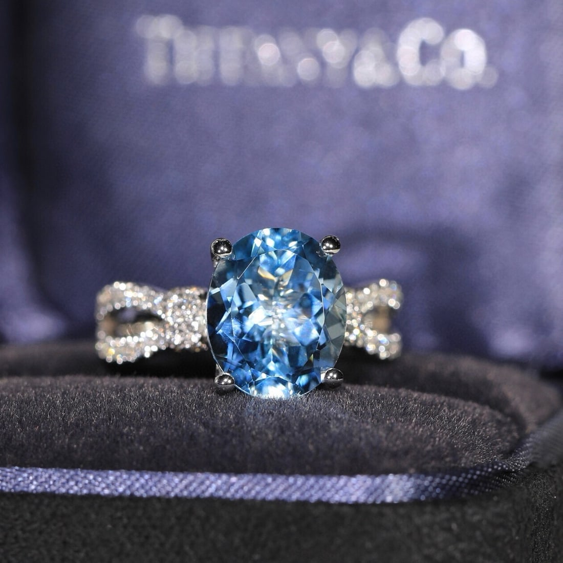 14k Gold 3.57 Ctw Natural Aquamarine & Diamond Ring: Ref:231080031 // gold content:14k gold // ring size:7. 25us // // main gemstone:aquamarine // shape:oval // carat weight:3. 20ct // color:santa maria color // treatment:natural // // adjacent