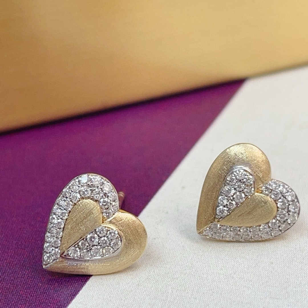 14k Gold 0.26 Ct Natural H Diamond Earrings: Ref:231080040 // gold content:14k gold // main gemstone:diamond // shape:round // carat weight:0. 26ct // clarity grade:vs-si // color:h // treatment:natural // cut grade:g // High Estimate: 5300 Low