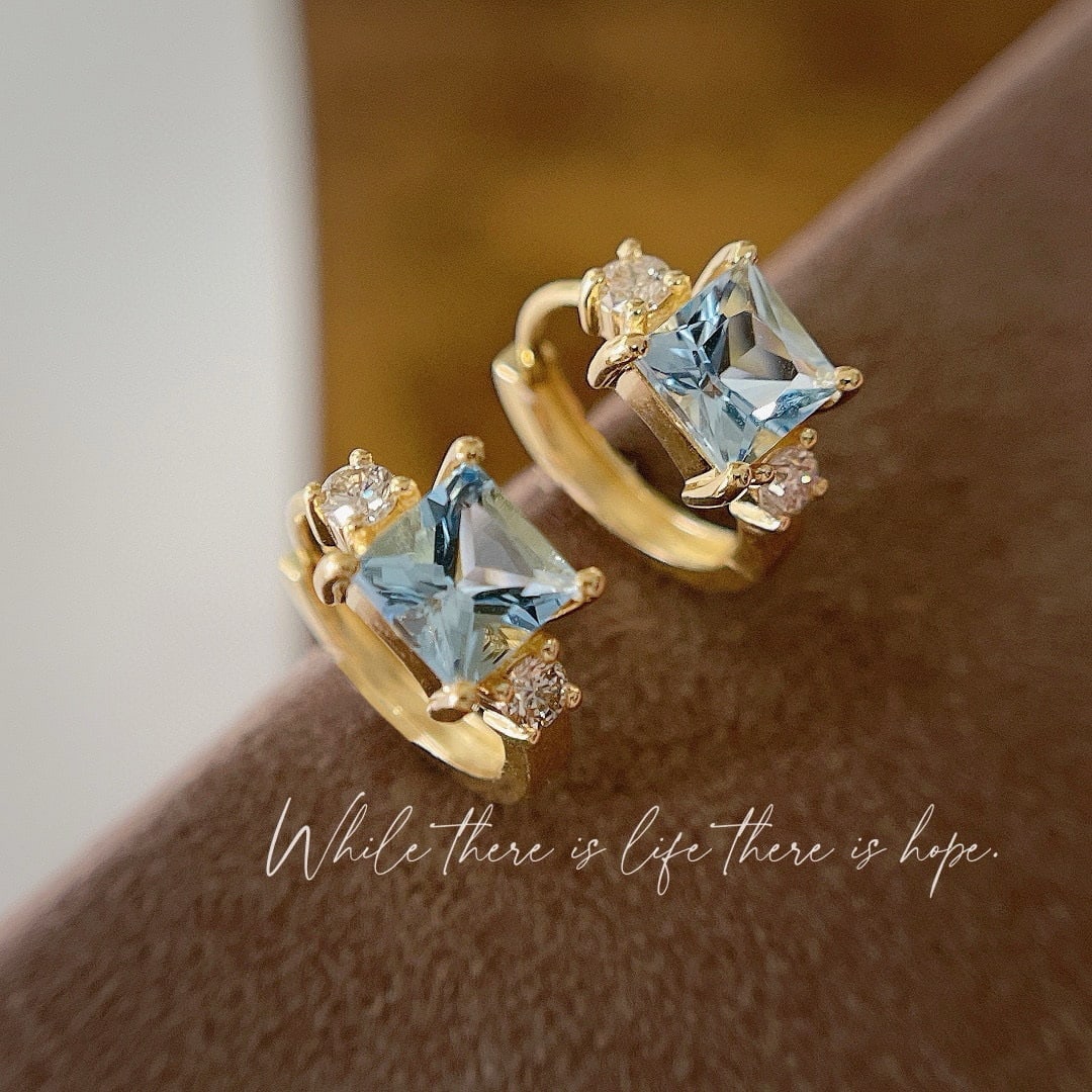 14k Gold 1.6 Ctw Natural Aquamarine & Diamond Earrings: Ref:231080052 // gold content:14k gold // main gemstone:aquamarine // shape:princess // carat weight:1. 4ct // color:blue // treatment:natural // // adjacent gemstone 2 : diamond // shape:round //