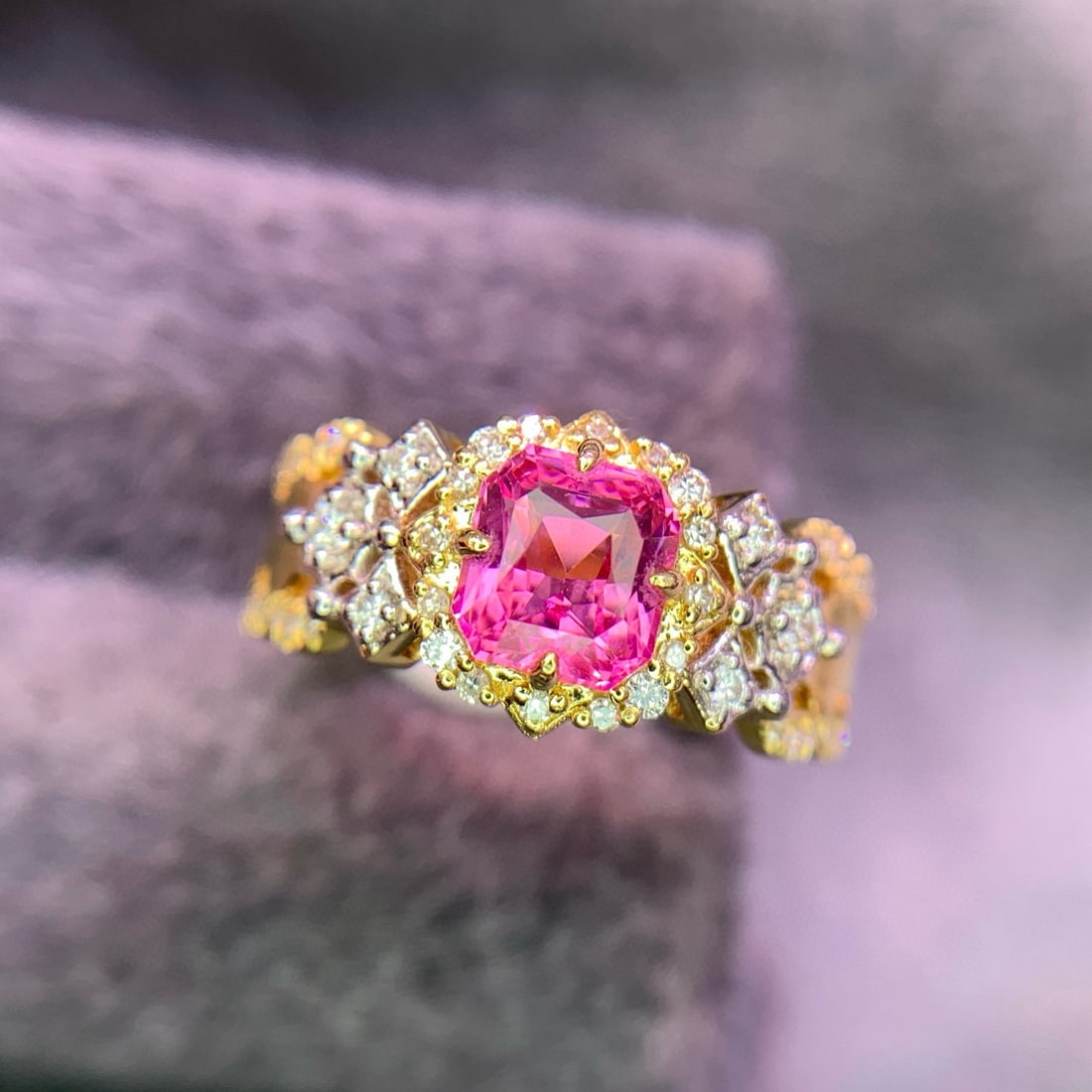 14k Gold 1.09 Ct Natural Spinel & Diamond Ring: Ref:231080065 // gold content:14k gold // ring size:7. 25us // // main gemstone:spinel // shape:octagonal // carat weight:1. 09ct // color:pink // treatment:natural // // adjacent gemstone 2 :