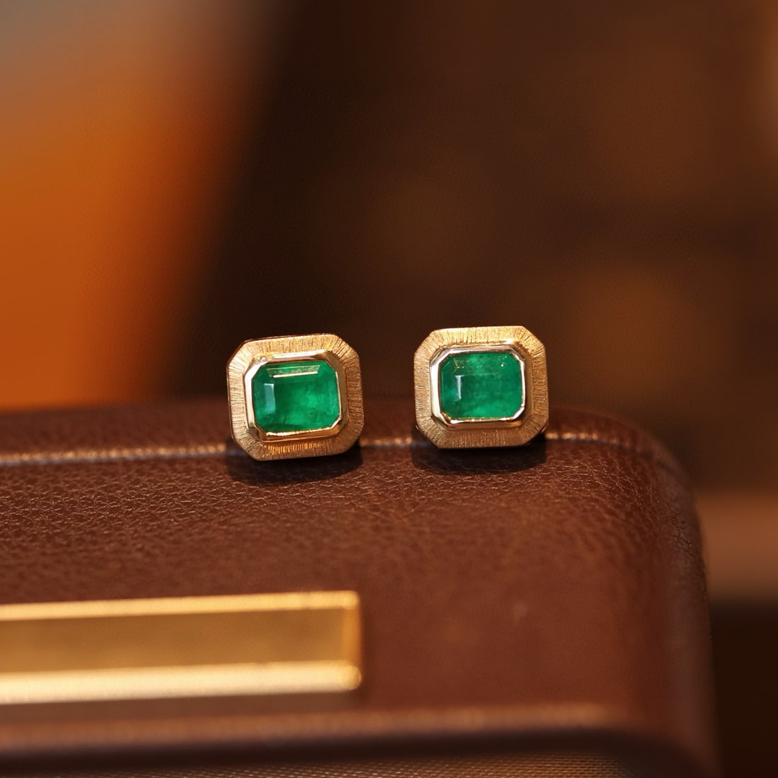 14k Gold 0.87 Ct Vivid Green Natural Emerald Earrings - 2
