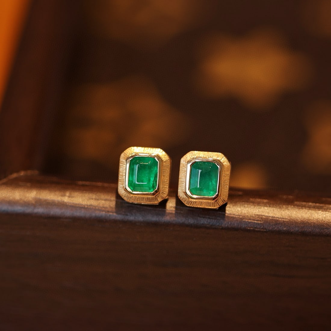 14k Gold 0.87 Ct Vivid Green Natural Emerald Earrings - 3
