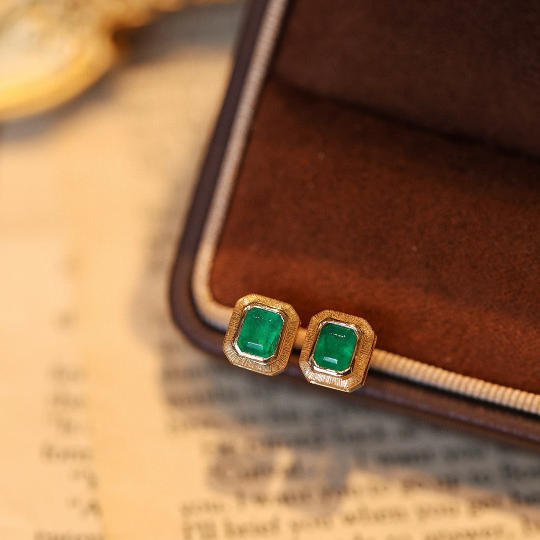 14k Gold 0.87 Ct Vivid Green Natural Emerald Earrings - 4
