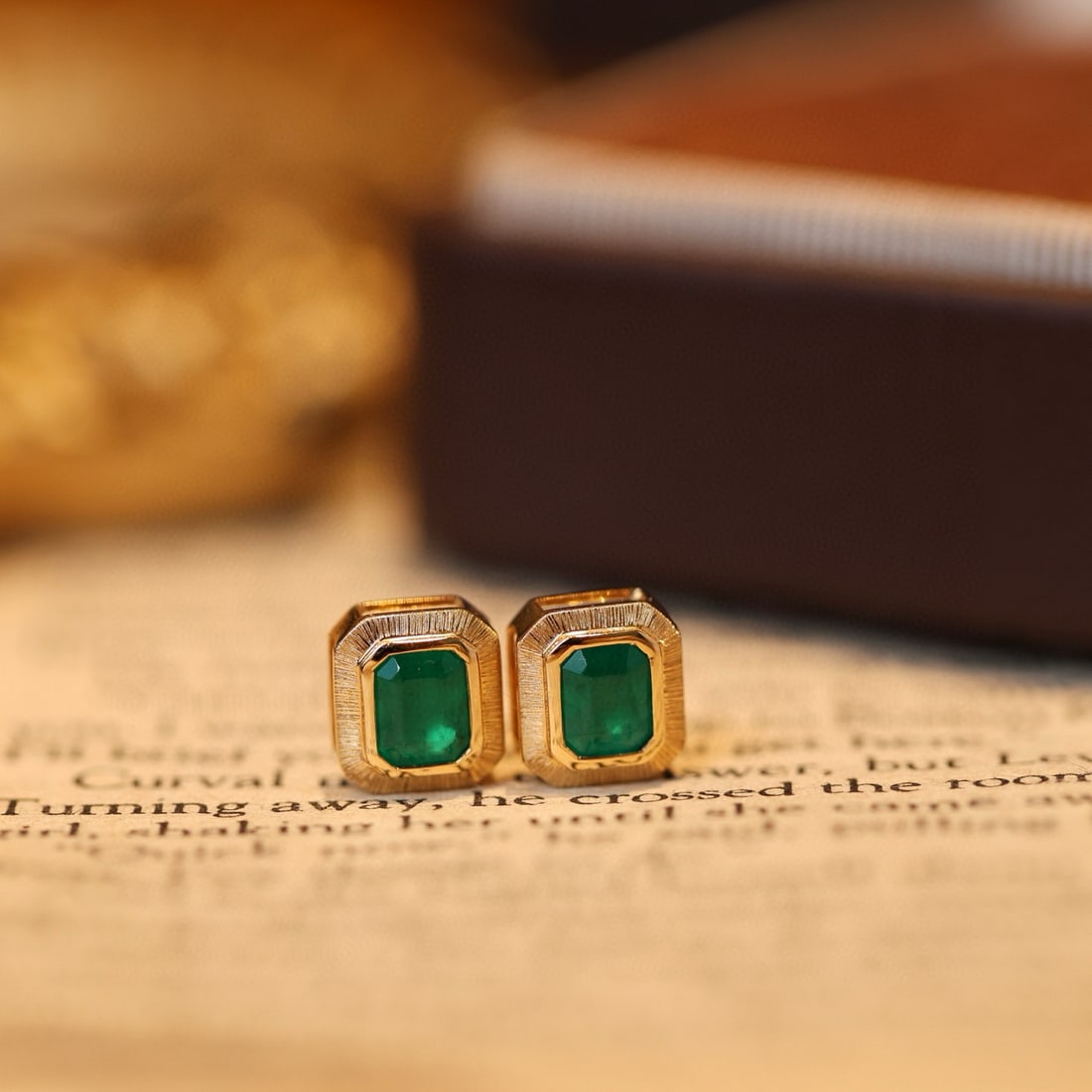 14k Gold 0.87 Ct Vivid Green Natural Emerald Earrings - 5