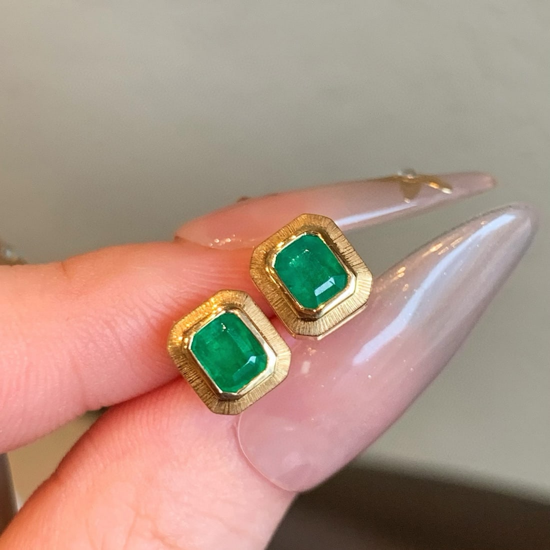14k Gold 0.87 Ct Vivid Green Natural Emerald Earrings - 6