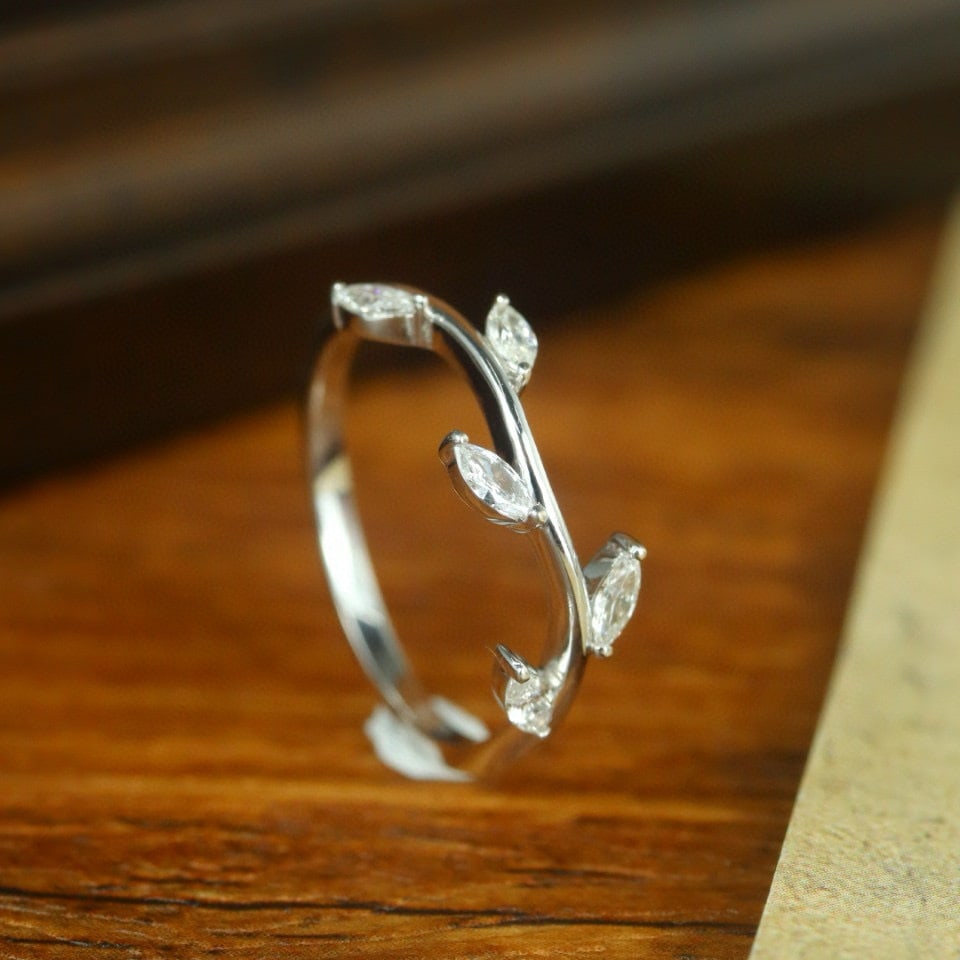 14k Gold 0.35 Ct Natural H Diamond Ring: Ref:231080111 // gold content:14k gold // ring size:7. 25us // // main gemstone:diamond // shape:marquise // carat weight:0. 35ct // clarity grade:vs-si // color:h // treatment:natural // High