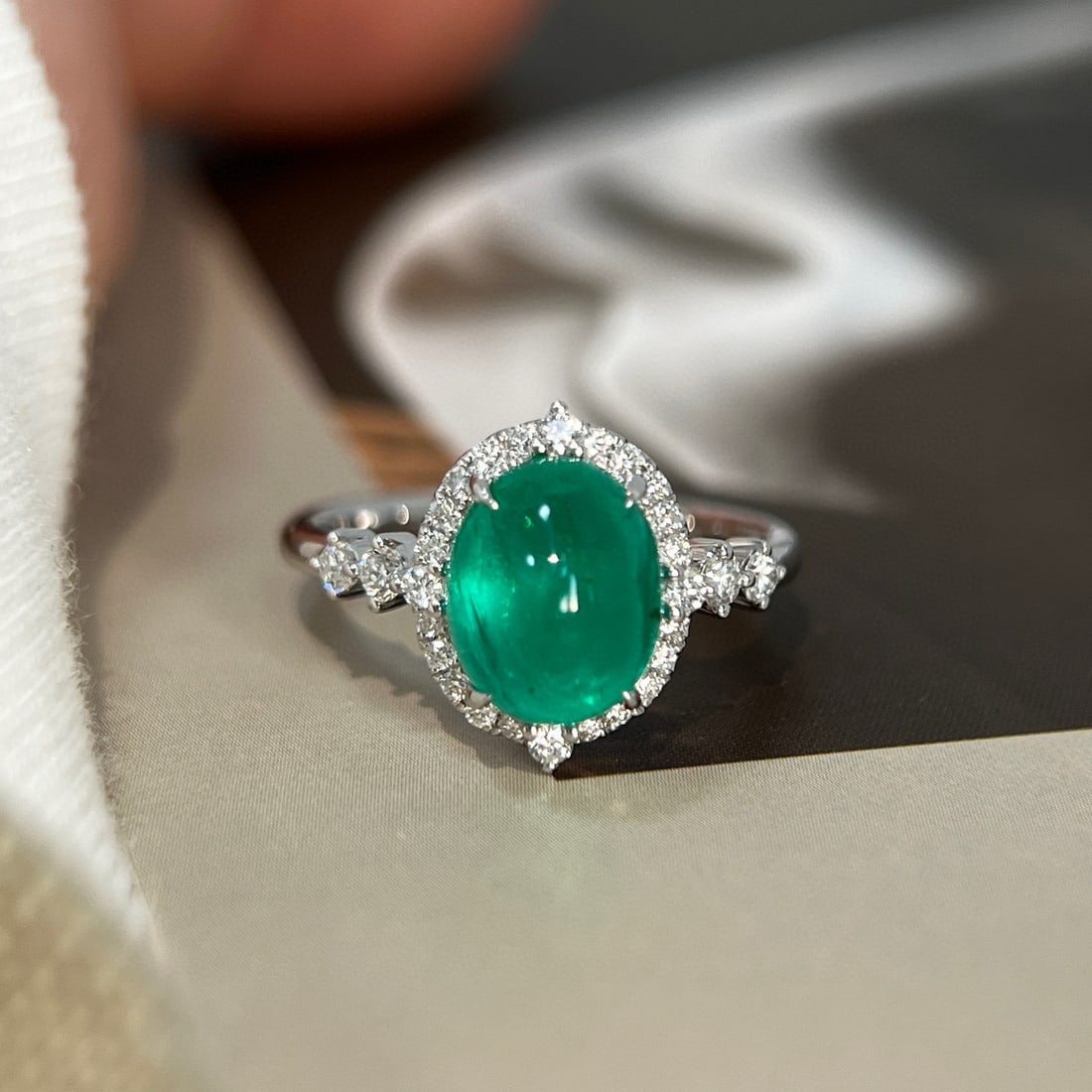 14k Gold 3.14 Ctw Vivid Green Natural Emerald & Diamond Ring: Ref:231080121 // gold content:14k gold // ring size:7. 25us // // main gemstone:emerald // shape:oval // carat weight:2. 84ct // color:vivid green // treatment:natural // // adjacent gemstone 2 :