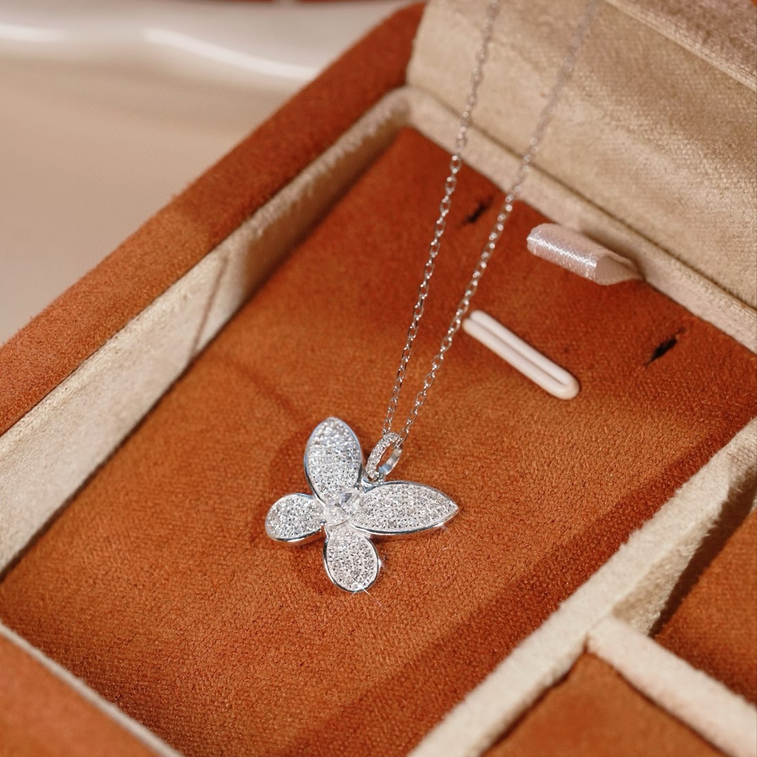 14k Gold 0.37 Ct Natural H Diamond Necklace: Ref:231080147 // gold content:14k gold // main gemstone:diamond // shape:multiple // carat weight:0. 37ct // clarity grade:vs-si // color:h // treatment:natural // High Estimate: 3000 Condition: New