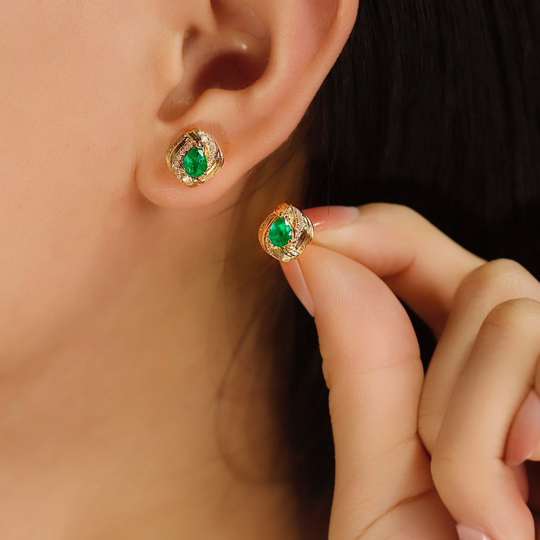 14k Gold 0.77 Ctw Vivid Green Natural Emerald & Diamond Earrings: Ref:231080152 // gold content:14k gold // main gemstone:emerald // shape:pear // carat weight:0. 7ct // color:vivid green // treatment:natural // // adjacent gemstone 2 : diamond // shape:round //