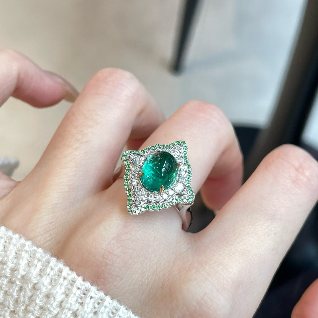 14k Gold 2.6 Ct Natural Emerald & Diamond Ring: Ref:231080160 // gold content:14k gold // ring size:7. 25us // // main gemstone:emerald // shape:oval // carat weight:2. 6ct // color:green // treatment:natural // // adjacent gemstone 2 : diamond //