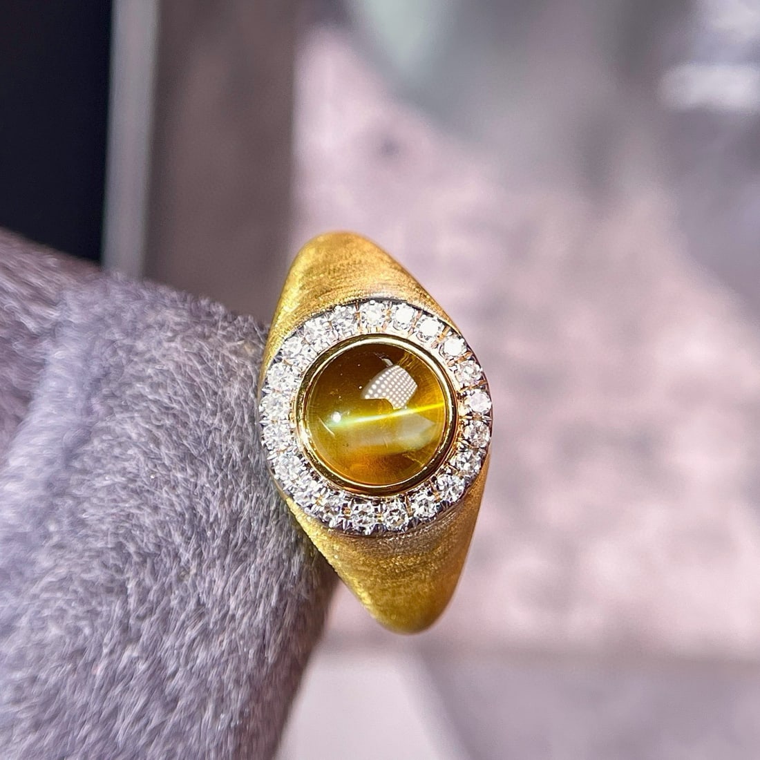 14k Gold 1.39 Ct Natural Cat's?Eye Chrysoberyl & Diamond Ring: Ref:231080170 // gold content:14k gold // ring size:7. 25us // // main gemstone:cat's? Eye chrysoberyl // shape:round // carat weight:1. 39ct // color:yellow // treatment:natural // cut grade:g // //