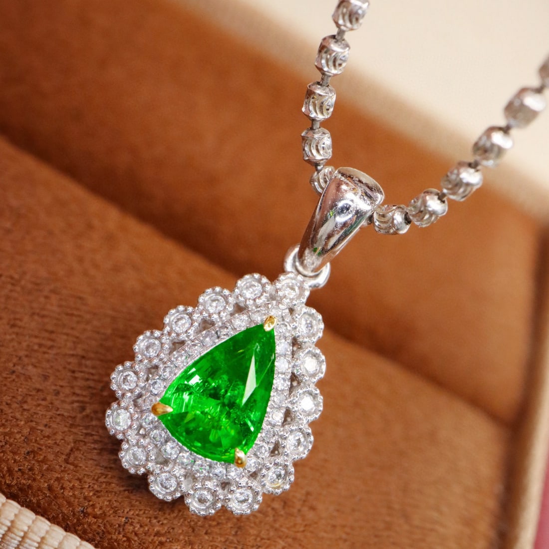 14k Gold 0.84 Ctw Vivid Green Natural Emerald & Diamond Pendant( Without Chain ): Ref:231080173 // gold content:14k gold // main gemstone:emerald // shape:pear // carat weight:0. 68ct // color:vivid green // treatment:natural // // adjacent gemstone 2 : diamond // shape:round //