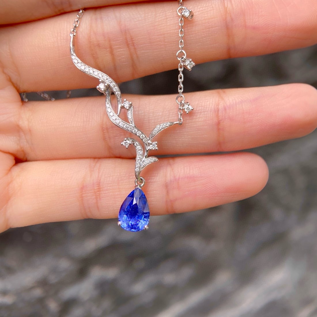 14k Gold 2.36 Ctw Natural Sapphire & Diamond Necklace: Ref:231080174 // gold content:14k gold // main gemstone:sapphire // shape:pear // carat weight:2. 07ct // color:cornflower blue // treatment:natural // // adjacent gemstone 2 : diamond // shape:round