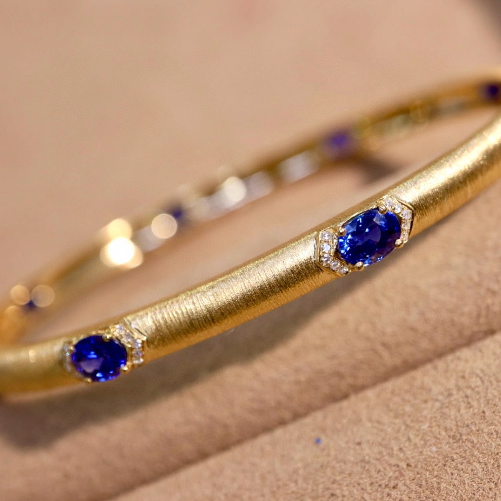 14k Gold 3.66 Ctw Vivid Blue Natural Sapphire & Diamond Bangle: Ref:231080183 // gold content:14k gold // main gemstone:sapphire // shape:oval // carat weight:3. 5ct // color:vivid blue // treatment:natural // // adjacent gemstone 2 : diamond // shape:round //