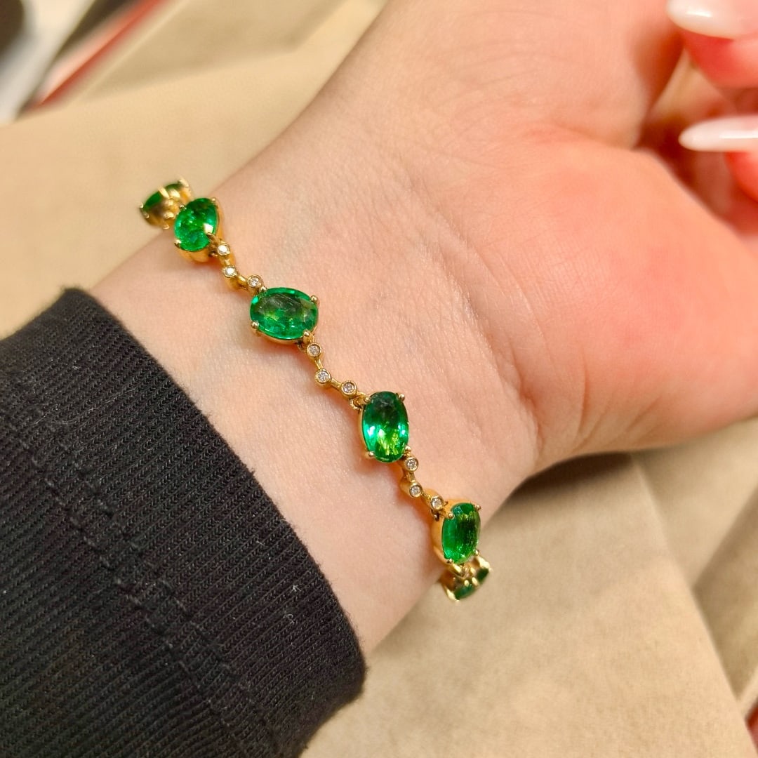 14k Gold 4.35 Ctw Vivid Green Natural Emerald & Diamond Bracelet: Ref:231080188 // gold content:14k gold // main gemstone:emerald // shape:oval // carat weight:4. 23ct // color:vivid green // treatment:natural // // adjacent gemstone 2 : diamond // shape:round //