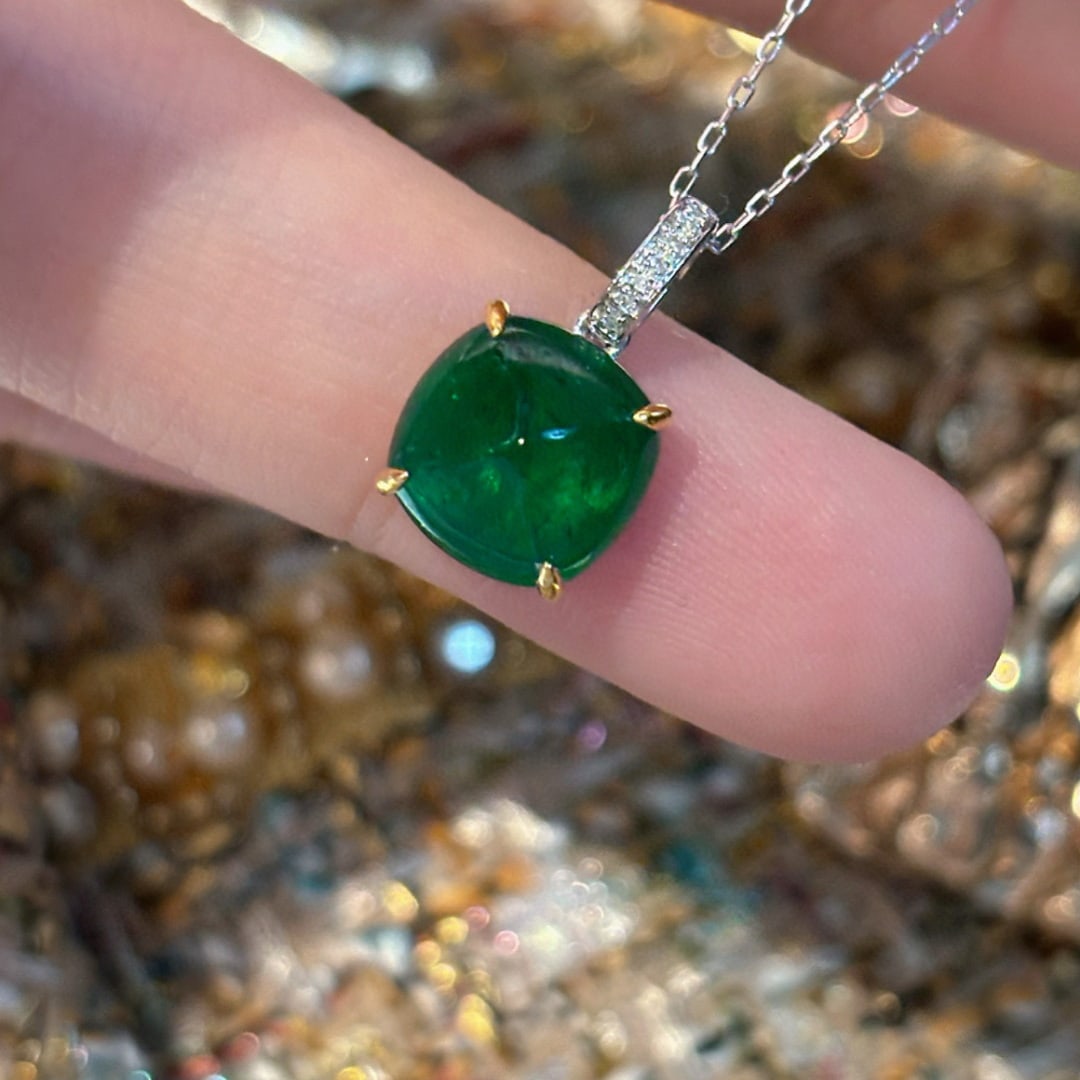 14k Gold 2.6 Ct Vivid Green Natural Emerald & Diamond Pendant( Without Chain ): Ref:231080190 // gold content:14k gold // main gemstone:emerald // shape:sugar-loaf // carat weight:2. 6ct // color:vivid green // treatment:natural // // adjacent gemstone 2 : diamond // shape:round