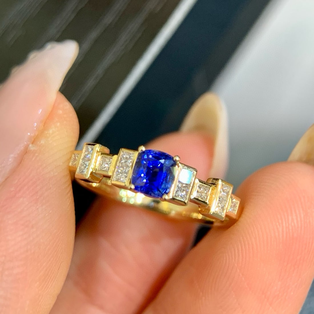 14k Gold 0.81 Ctw Vivid Blue Natural Sapphire & Diamond Ring - 3