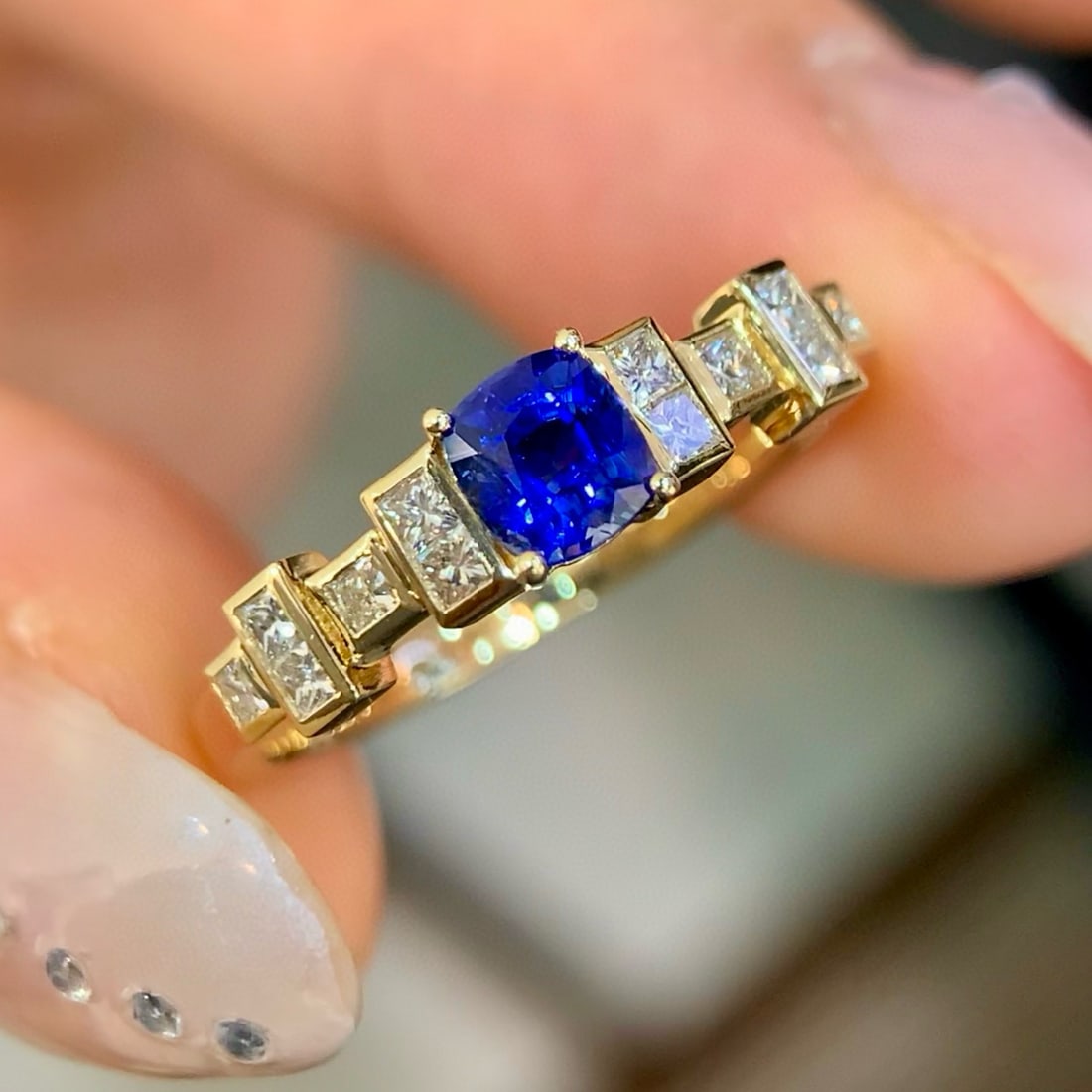 14k Gold 0.81 Ctw Vivid Blue Natural Sapphire & Diamond Ring - 4